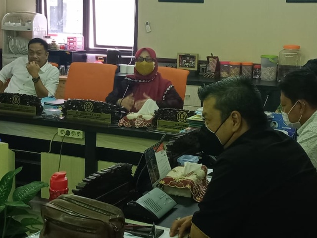 Ketua Komisi B Lutfhia saat memimpin rapat dengar pendapat dengan pedagang pasar Tambak Rejo Rabu (28/04)