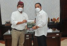Wali kota Surabaya Eri Cahyadi saat berfoto bersama dengan perwakilan dari Kemendikbud