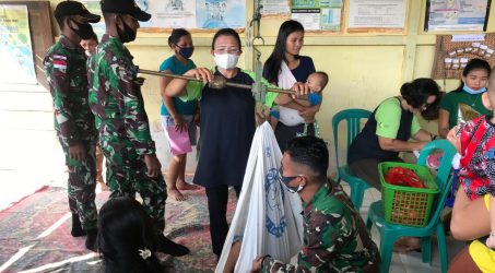 Kepedulian Akan kesehatan Balita Satgas Pamtas Yonif 407/PK Bantu Bidan Desa Muakan