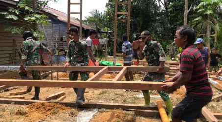 Satgas Yonif 407/PK Bersama Masyarakat Perbatasan Gotong Royong Bangun Rumah