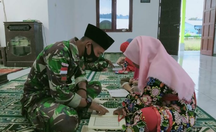 Satgas Yonif 407/PK Ajarkan Mengaji Sejak Dini Kepada Anak-Anak Perbatasan