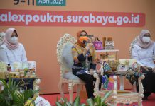Ketua Dekranasda Kota Surabaya bersama kepala dinas pariwisata saat menggelar konferensi pers pameran virtual Rabu 07/04