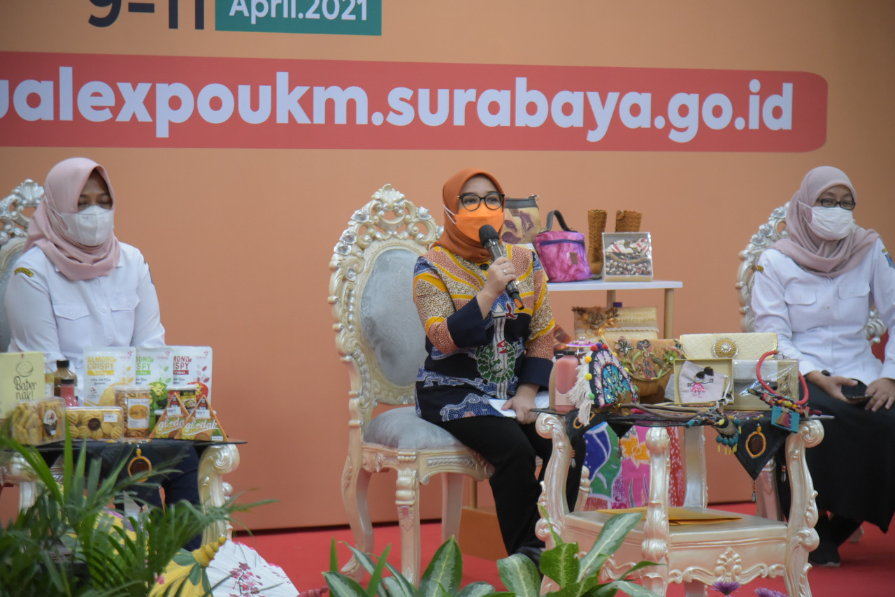 Ketua Dekranasda Kota Surabaya bersama kepala dinas pariwisata saat menggelar konferensi pers pameran virtual Rabu 07/04
