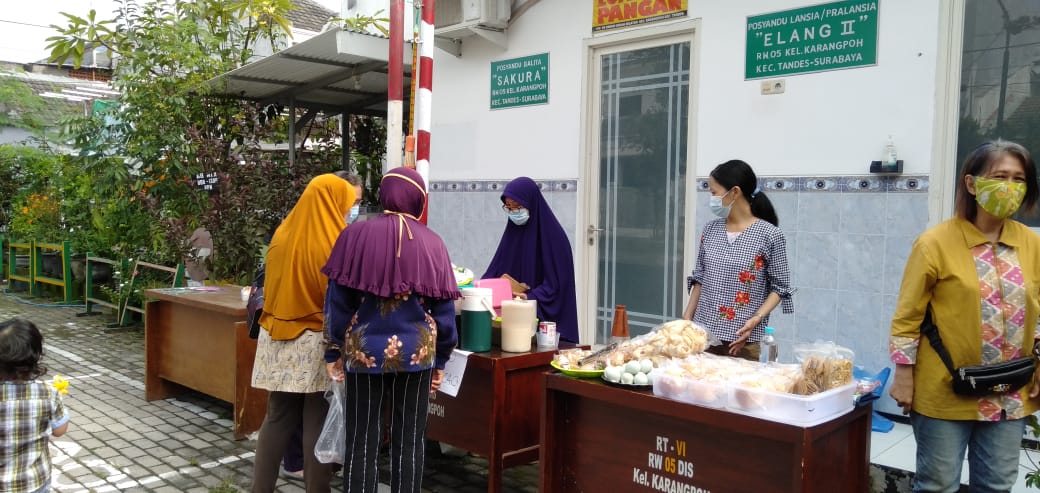 Operasi pasar yang digelar oleh Pemkot Surabaya untuk menstabilkan harga sembako
