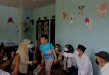 Wali Kota Surabaya Eri Cahyadi saat mengunjungi rumah salah satu awak KRI Naggala 402
