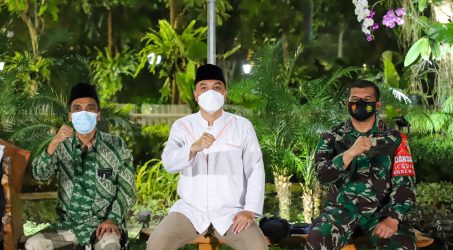 Wali Kota Surabaya Eri Cahyadi saat foto bersama seusaibrakor dengan gubernur jatim
