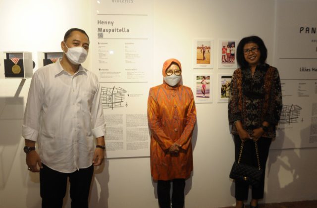 Wali kota Surabaya Eri Cahyadi bersama menteri sosial berfoto seusai meresmikan museum olahraga