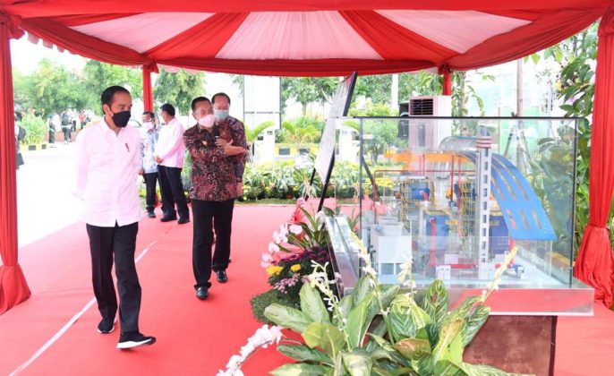 presiden Joko Widodo saat meninjau maket PSEL
