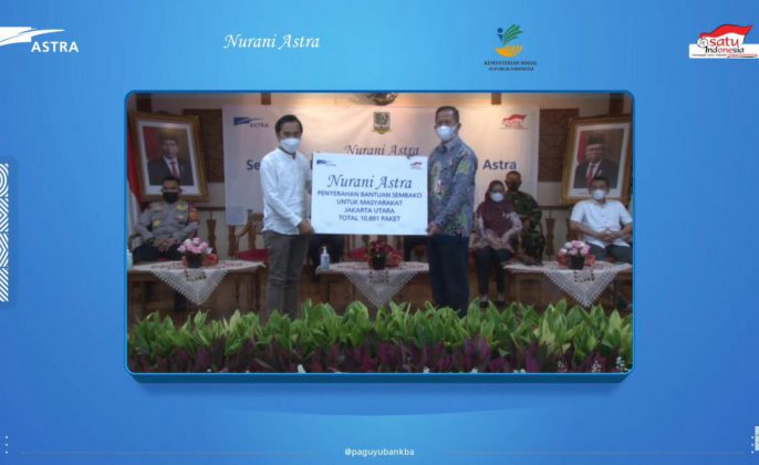 Simbolis penyerahan paket sembako Nurani Astra oleh Head of CSR Operation Astra Bondan Susilo (kiri) kepada Walikota Jakarta Utara Ali Maulana Hakim (kanan) yang dilaksanakan secara hybrid pada hari ini (6/5).