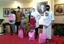 Unsur Ketua dan Wakil Ketua DPRD Surabaya saat memberikan santunan kepada anak Yatim piatu saat acara buka bersama