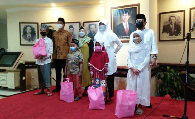 Unsur Ketua dan Wakil Ketua DPRD Surabaya saat memberikan santunan kepada anak Yatim piatu saat acara buka bersama