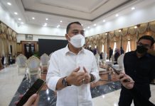 Wali Kota Eri Cahyadi saat menjawab pertanyaan wartawan seusai menggelar rapat virtual dengan para lurah dan camat se Surabaya