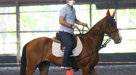Wali Kota Eri Silaturahmi dengan Korps Konsulat  Sembari Berkuda 