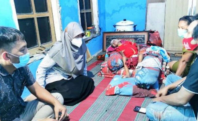 Reni Astuti Wakil Ktua DPRD Surabaya (Kiri Behijab) saat menjenguk anak yang didiagnosa alami gizi Buruk