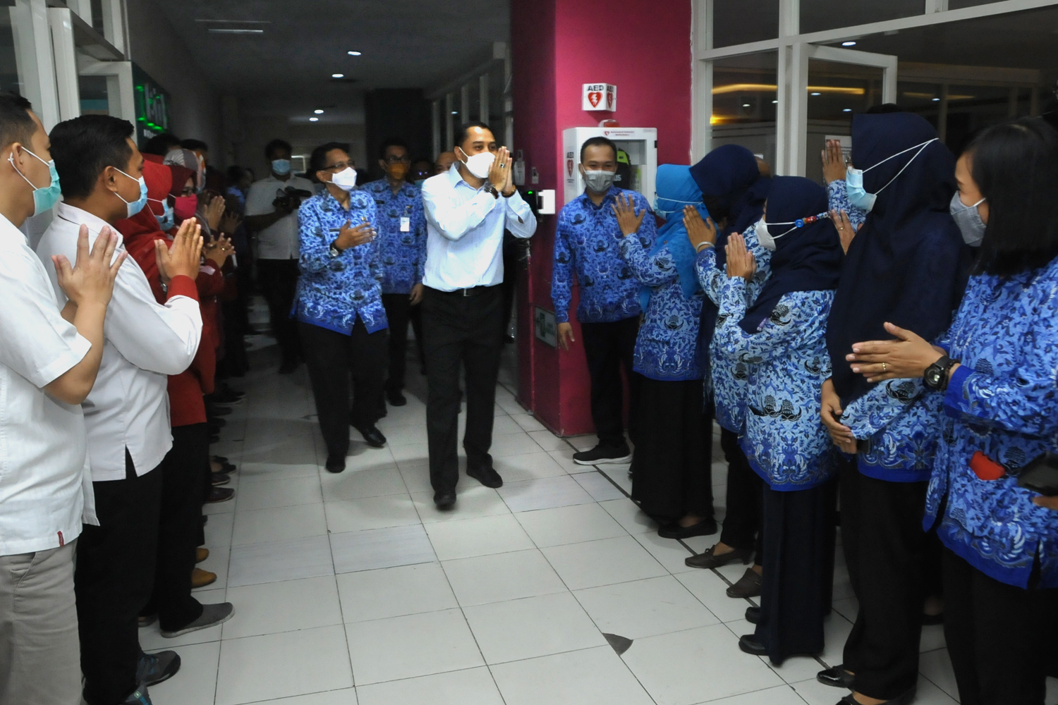 Wali kota Surabaya Eri Cahyadi saat melakukan silaturahmi keliling OPD dilingkungan Pemkot Surabaya pada hari pertama masuk kerja setelah libur hari raya iedul fitri