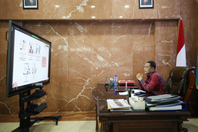 Wali kota Surabaya Eri Cahyadi saat memaparkan pertumbuhan UMKM dalam sebuah acara yang digelar kompas