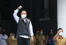 Wali kota Surabaya Eri Cahyadi saat mengobarkan semangat para petugas medis