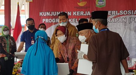 Tak Mau Diselewengkan Lagi, Mensos Risma Serahkan Langsung Kartu PKH kepada Warga Kanigoro Malang