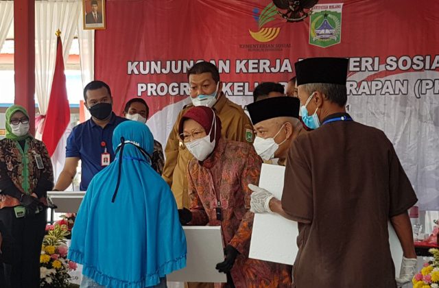 Menteri Sosial Tri Rismaharini saat menyerahkan bantuan secara langsung kepada Penerima PKH di Malang