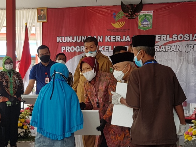 Menteri Sosial Tri Rismaharini saat menyerahkan bantuan secara langsung kepada Penerima PKH di Malang