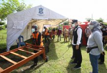 Wali Kota Surabaya Eri Cahyadi saat memimpin langsung pendirian tenda pemulasaran jenazah dikomplek pemakaman keputih Surabaya