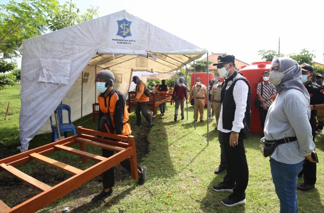 Wali Kota Surabaya Eri Cahyadi saat memimpin langsung pendirian tenda pemulasaran jenazah dikomplek pemakaman keputih Surabaya 