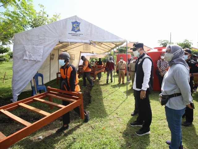 Wali Kota Surabaya Eri Cahyadi saat memimpin langsung pendirian tenda pemulasaran jenazah dikomplek pemakaman keputih Surabaya