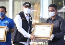 Wali kota Surabaya Eri Cahyadi saat memberikan penghargaan kepada jajaran UPT Asrama Haji Surabaya