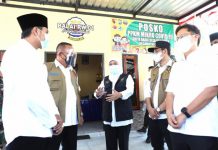 Gubernur Jatim Khofifah Indarparawangsa saat mendampingi kunjungan Menkes di kawasan Bangkalan Madura