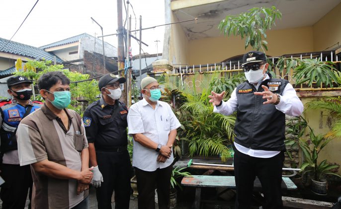Wali kota Surabaya Eri Cahyadi saat berdialog dengan warga di Kampung Simo Sidomulyo