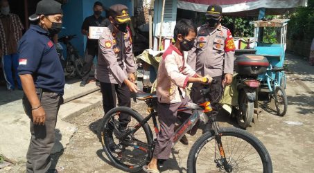 Kapolres Tegal Serahkan Bantuan Sepeda Bagi Anak Yatim Piatu