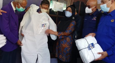 Covid 19 Tinggi. Nasdem Jatim Serahkan Bantuan 1.000 Hazmat Ke PDGI