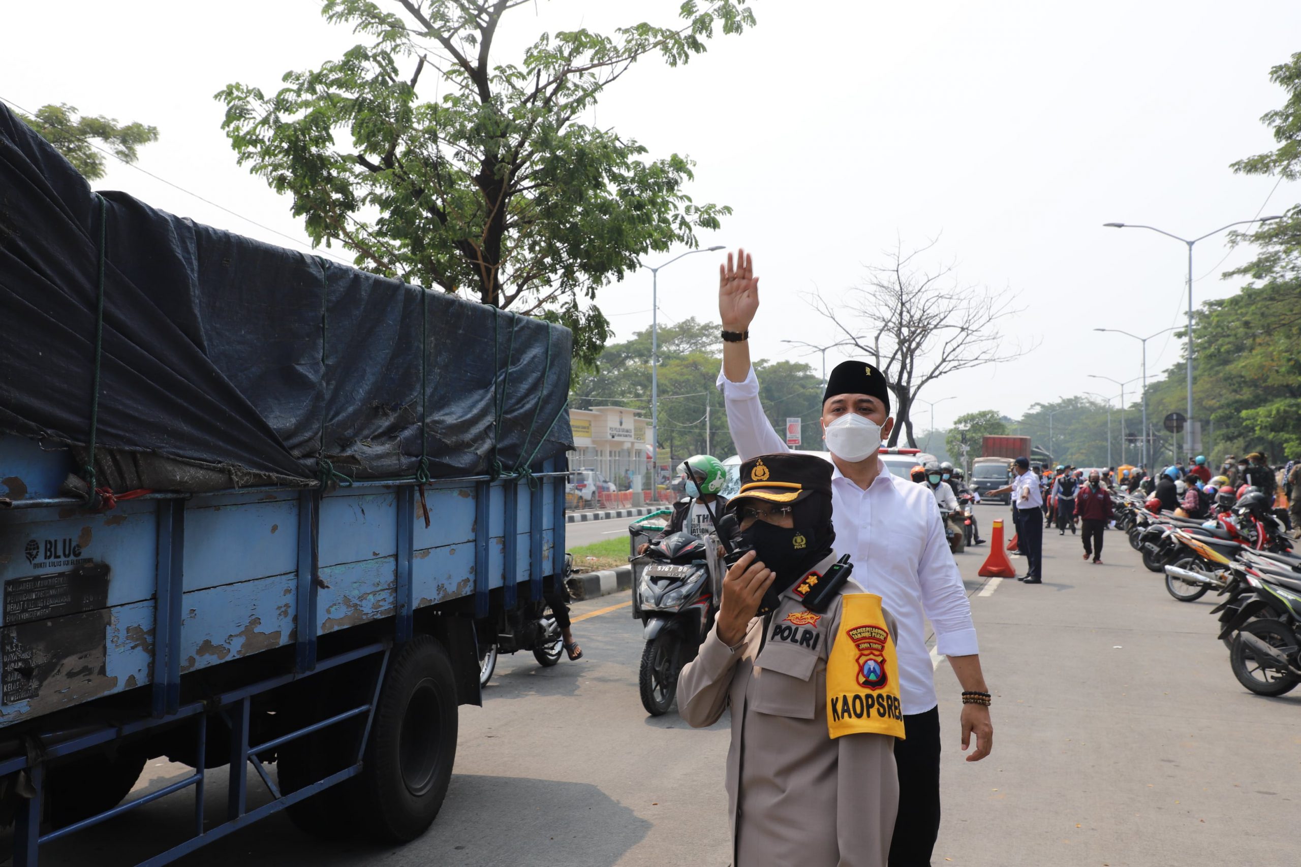 Wali kota Surabaya Eri Cahyadi bersama kapolres tanjung perak saat memantau Penyekatan Jembatan Suramadu (1)