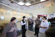 Wali Kota Surabaya Eri Cahyadi saat berdiskusi dengan Direktur Rumah Sakit RSI Jemursari