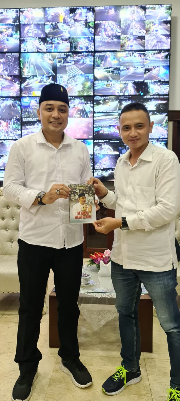 Penulis Buku Abdul Hakim saat menyerahkan buku karyanya kepada Wali Kota Surabaya Eri Cahyadi