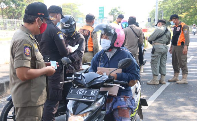 Satgas Covid-19 Surabaya catat, sebanyak 577 KTP orang yang terjaring penyekatan ditinggal demi hindari Tes Rapid Antigen