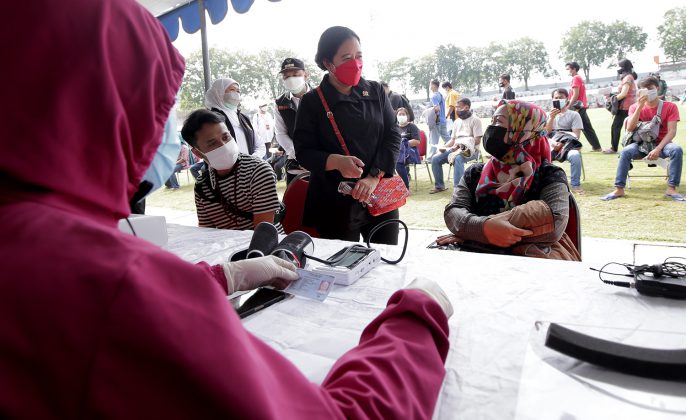Ketua DPRD RI Puan Maharani saat meninjau pelaksanaan Vaksinasi massal di Kota Surabaya