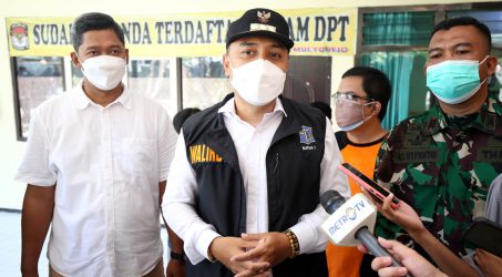 Wali Kota Surabaya Eri Cahyadi saat meninjau persiapan Rumah Sehat dikawasan kelurah Mulyorejo