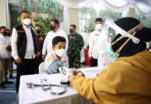 Salah satu pelajar di Surabaya saat mendapat pengecekan kesehatan sebelum mendapatkab vaksin khusu pelajar
