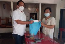 WakilKetua Komisi B DPRD Kota Surabaya Anas Karno saat memberikan bantuan kepada Vita