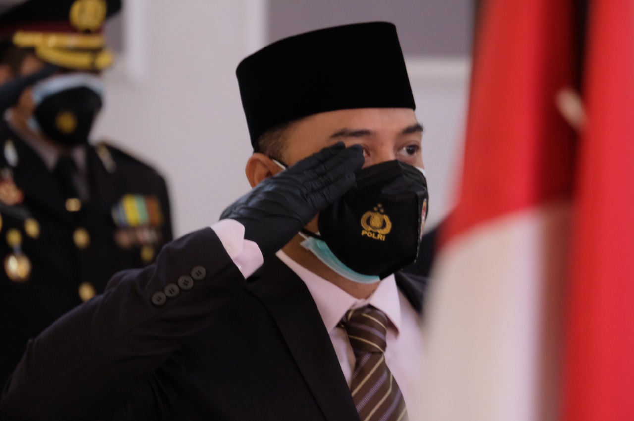 Wali Kota Surabaya Eri Cahyadi saat mengikuti Upacara HUT Bhayangkari