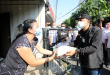 Wali Kota Surabaya, eri Cahyadi saat menyalurkan bantuan kepada warga terdampak pandemi Covid-19 yang belum menerima bantuan dari Kemensos
