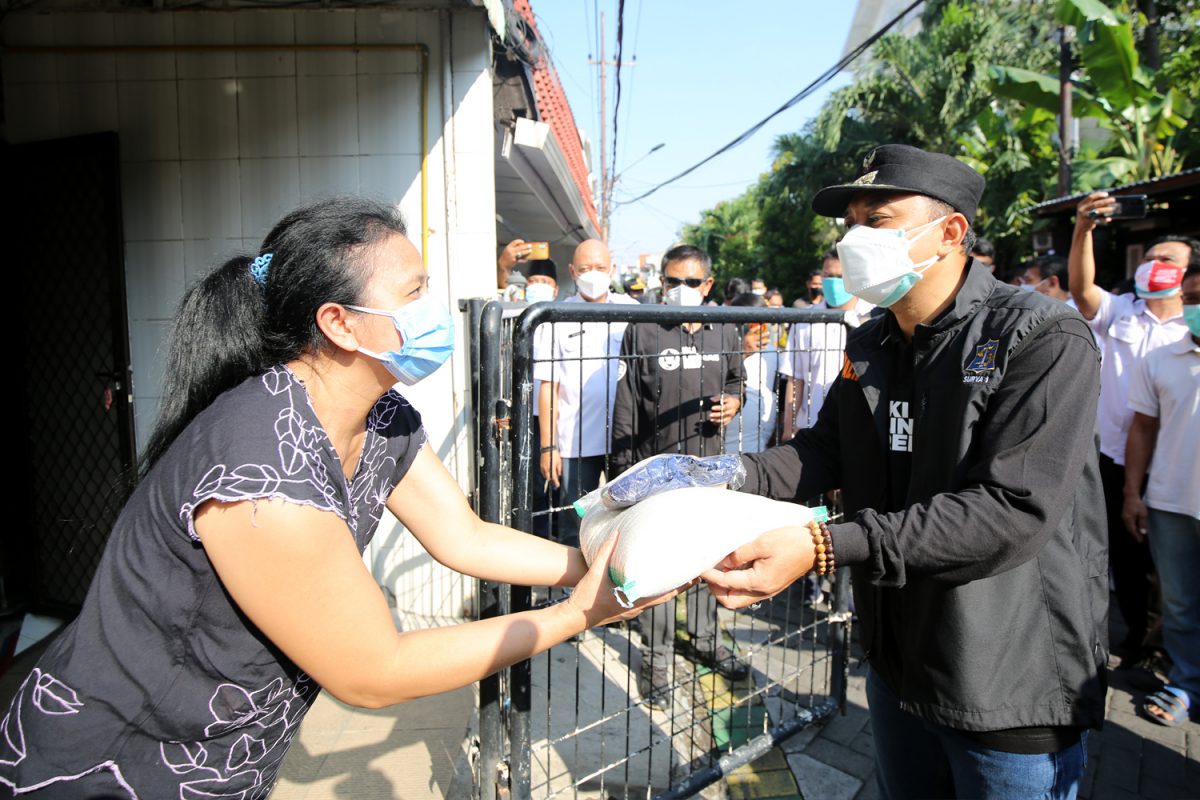 Wali Kota Surabaya, eri Cahyadi saat menyalurkan bantuan kepada warga terdampak pandemi Covid-19 yang belum menerima bantuan dari Kemensos
