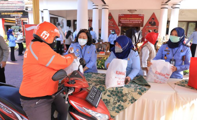Kemenkumham Jatim Salurkan 809 Paket Sembako untuk Warga Surabaya
