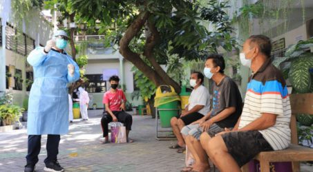 Pakai APD Lengkap, Wali Kota Eri Cahyadi Keliling Semangati Warga Isoman