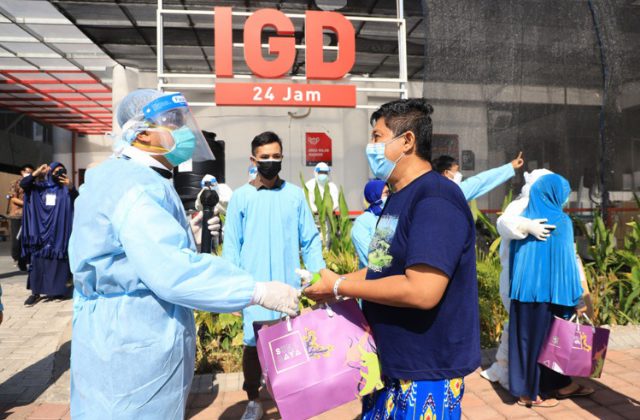 Wali Kota Surabaya Eri Cahyadi dengan mengenakan APD lengkap memberikan bantuan kepada para penyintas covid-19 di Surabaya