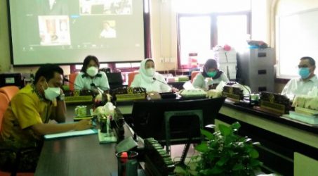Ketua Komisi A DPRD Kota Surabaya (tengah) saat memimpin hearing terkait insiden pemukulan oleh satpol PP