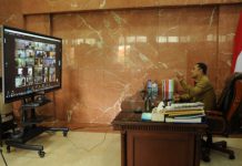 Wali kota Surabaya Eri Cahyadi saat memimpin rapat secara virtual dengan kepala sekolah se surabaya
