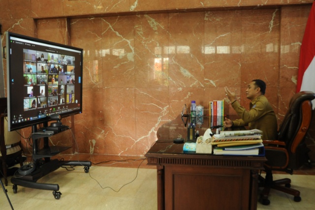 Wali kota Surabaya Eri Cahyadi saat memimpin rapat secara virtual dengan kepala sekolah se surabaya