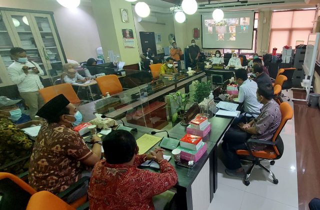 Hearing dikomisi A yang terhenti secara mendadak lantaran ketua komisi A dipanggil Ketua DPRD Surabaya